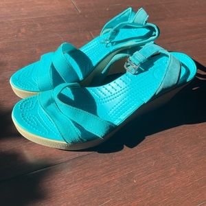 Crocs turquoise